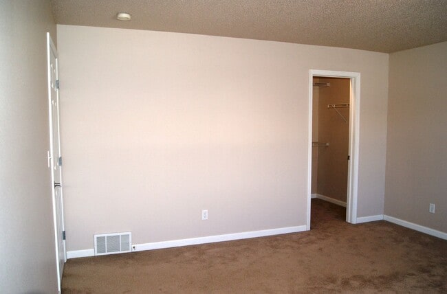 Building Photo - Westport Beach Townhomes 2 and 3 Bedrooms