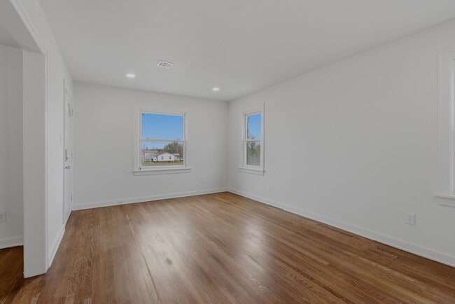 Building Photo - 2020 NE 30th St