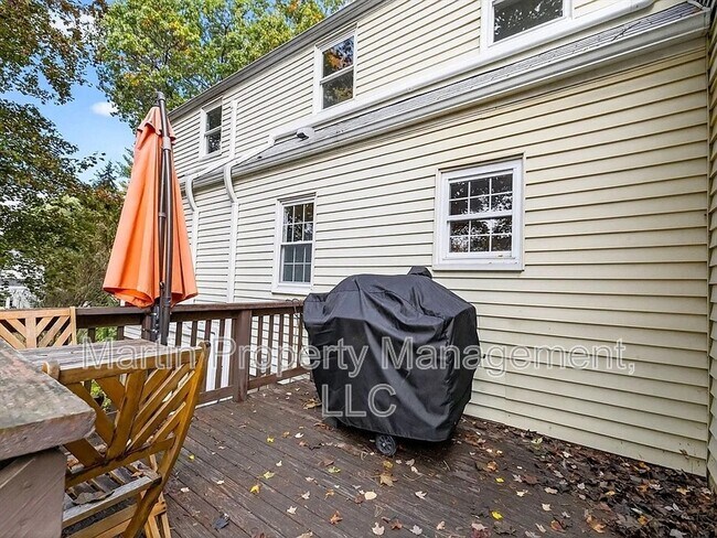 Building Photo - 37 Pine St