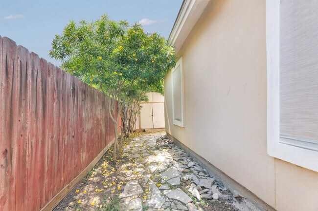 Building Photo - 823 Witherspoon Loop