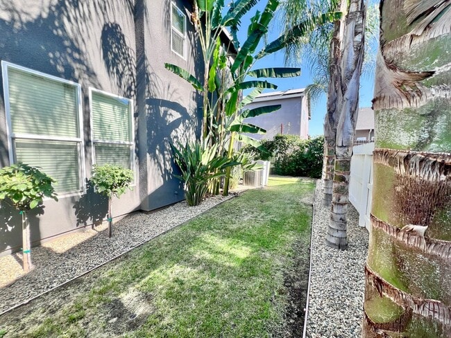 Building Photo - $2,795 Leonard & Gettysburg, 3 Bedroom 2.5...