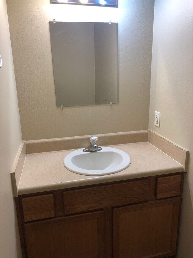 Building Photo - Updated 2 bedroom - 2 bath Duplex in Clever