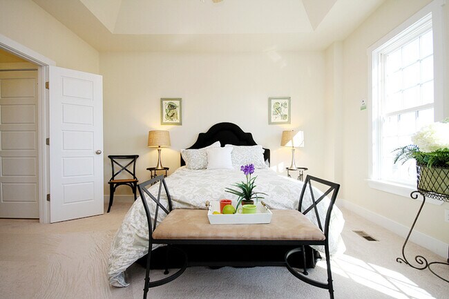 Building Photo - Inviting End-Unit Old Trail Townhome