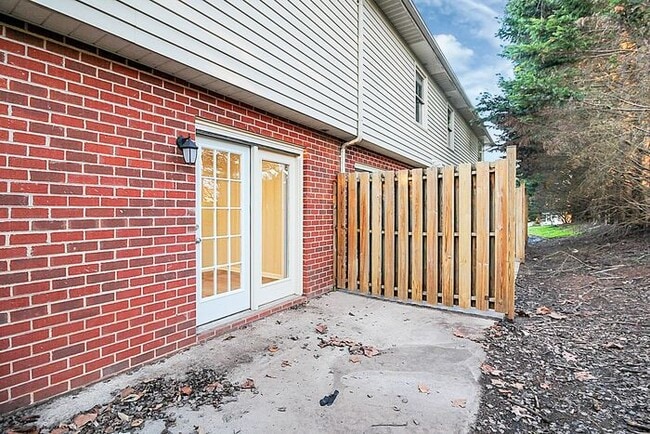 Building Photo - Updated 2BD/1.5BA Hickory Townhome