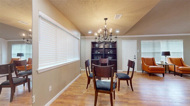 Building Photo - 1022 Manorglen Dr