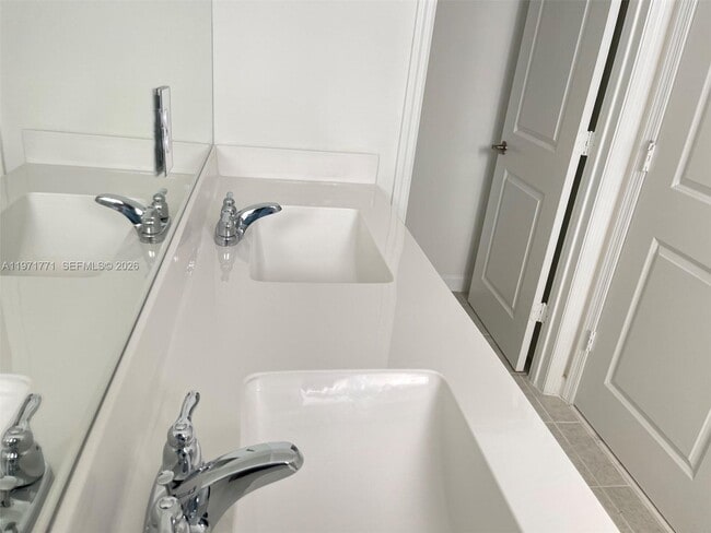 Building Photo - 1427 SE 7th Ter