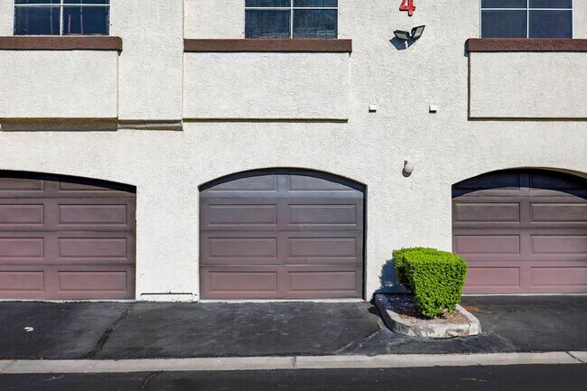 Building Photo - Beautifully Updated 2 Bed and 2 Bath Hende...