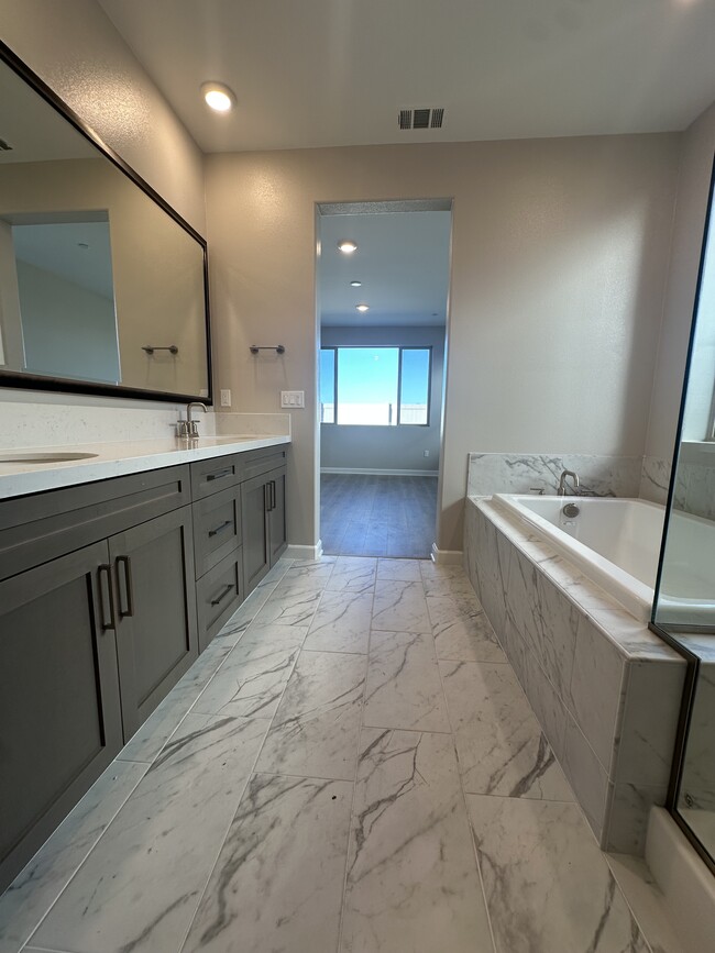 Building Photo - 2055 Woolem Pl