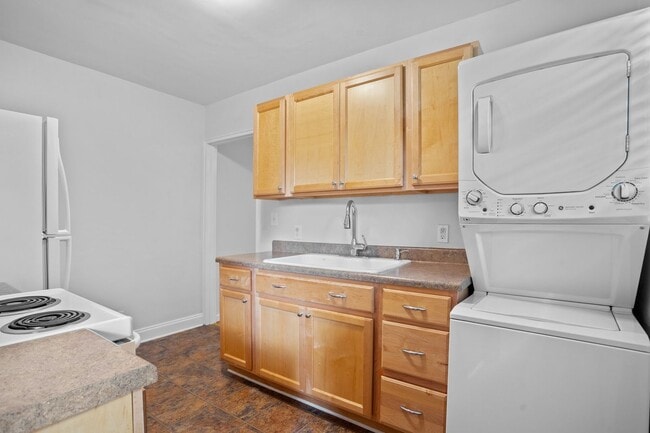 Building Photo - Renovated 2BR/1BA Condo close to shopping and the hospital