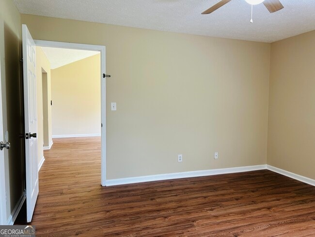 Building Photo - 210 Shamrock Way