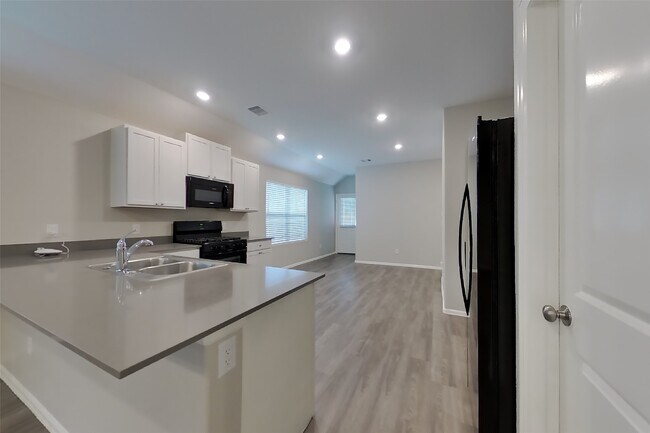 Building Photo - 210 Pine cavern dr