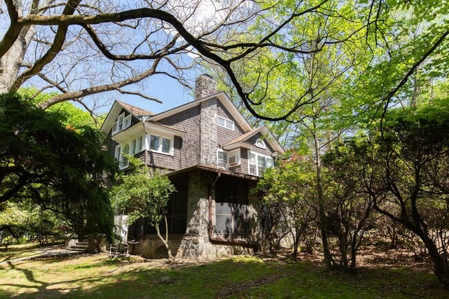 Building Photo - 557 Martling Ave