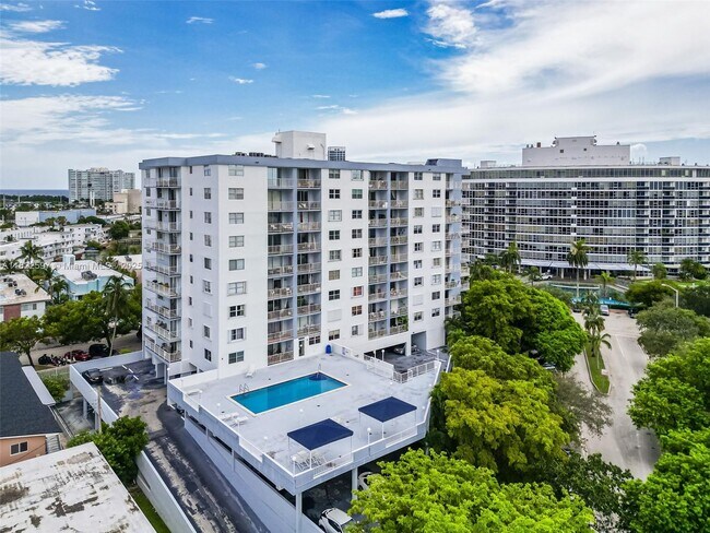 Building Photo - 6900 Bay Dr