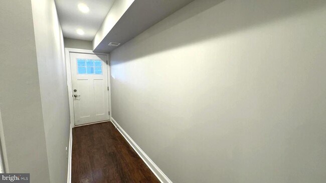 Building Photo - 709 Jackson St NE