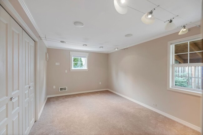 Building Photo - Short term Rental 6 month lease term only