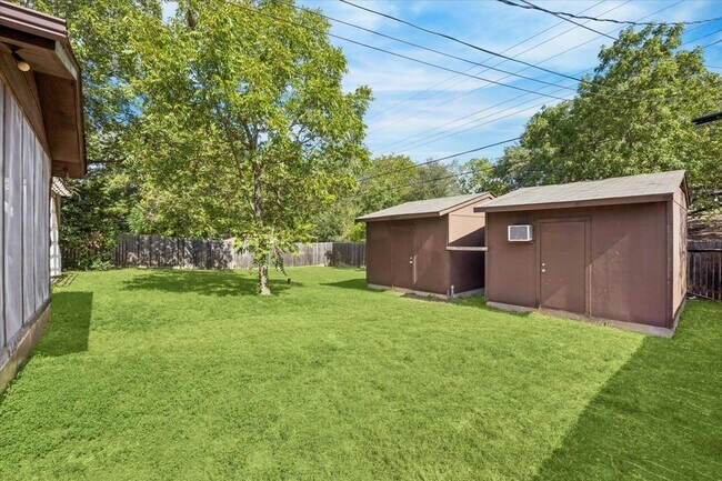 Building Photo - 908 Riddlewood Dr