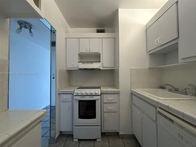 Building Photo - 2899 Collins Ave