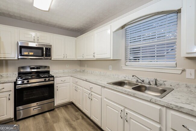 Building Photo - 208 Pebble Creek Dr