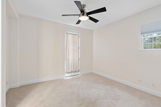Building Photo - Spacious 3 Bedroom, 3 Bathroom Home with P...