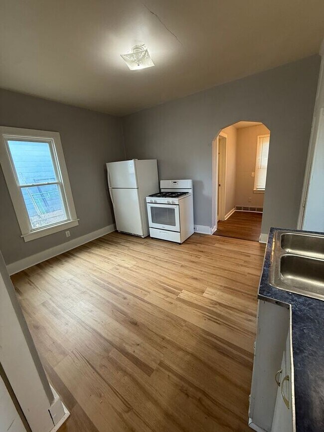 Building Photo - Lovely 2 bedroom now available!