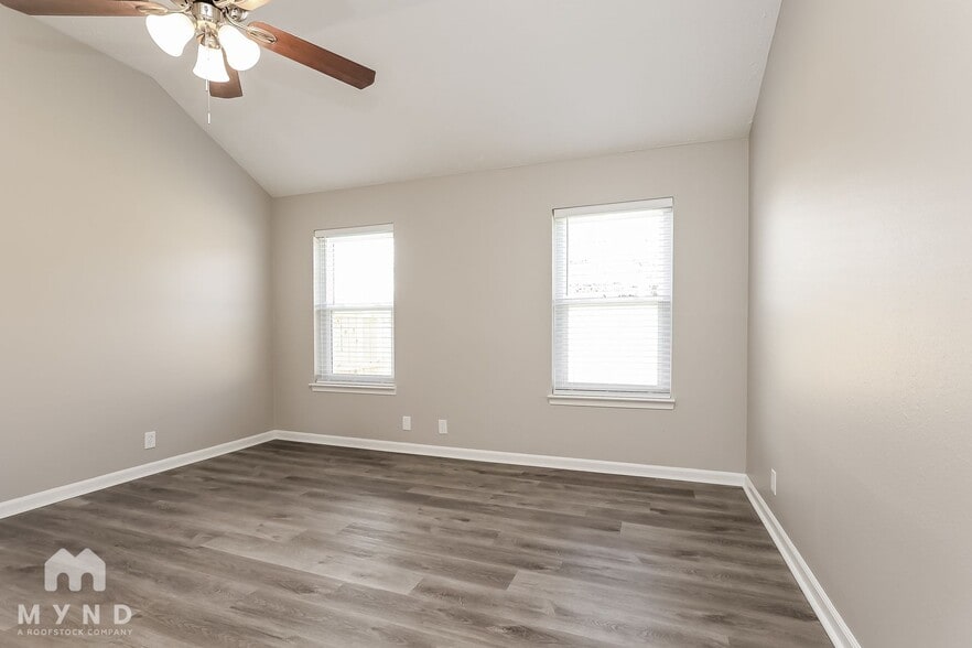 Building Photo - 4917 Hickory Woods E