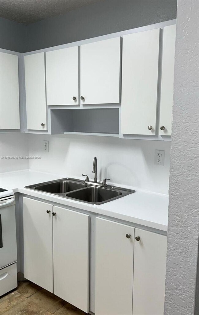 Building Photo - 575 W 69th St