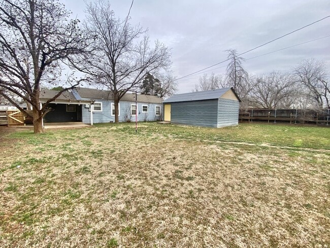 Building Photo - Pre-leasing now - 3 bed /2 bath - available 6/10/2026