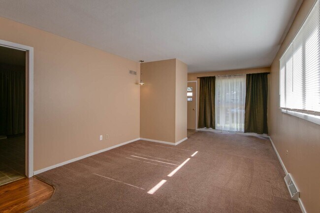 Building Photo - 1816 Elaine Dr