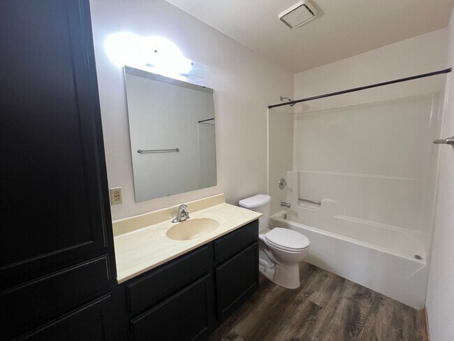 Building Photo - Recently Renovated Upper Level 1-bed, 1-Bath