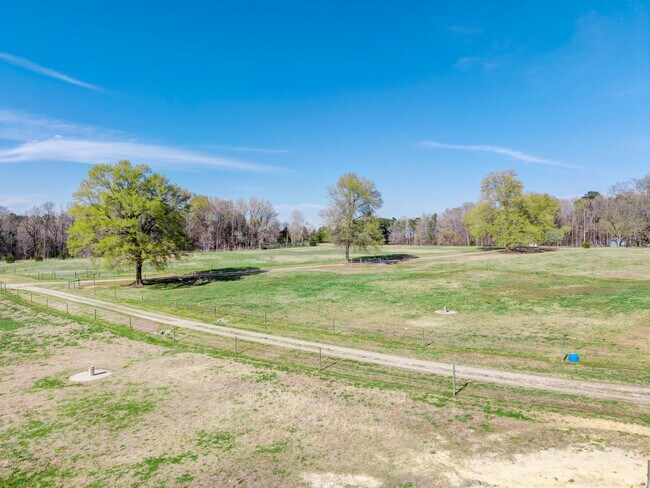 Building Photo - 3 Bedroom/2 Bathroom Equine Farm Home
