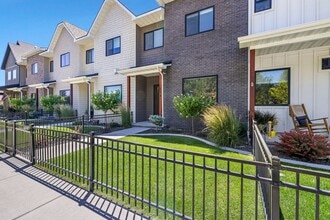 Building Photo - Downtown Townhouse