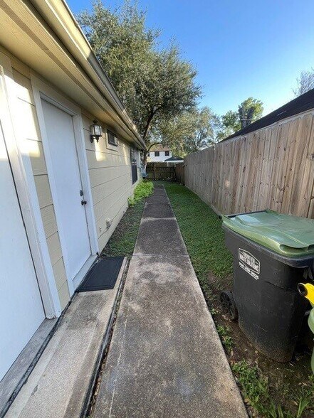 Building Photo - 1102 Camelot Ln