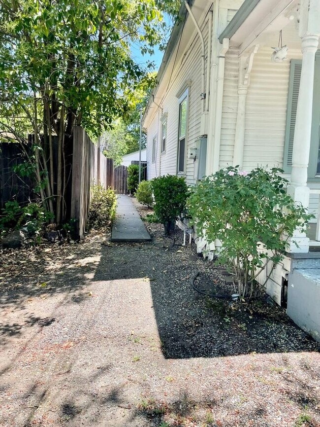 Building Photo - $1,550 Monthly, Studio apartment walking distance to down town Santa Rosa