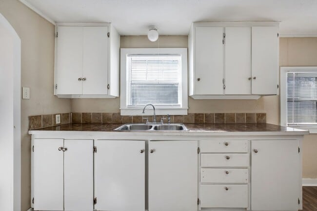 Building Photo - Cute and Cozy 2 Bedroom!