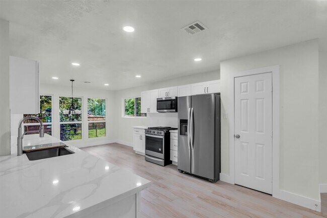 Building Photo - 1602 Pine Oak Dr
