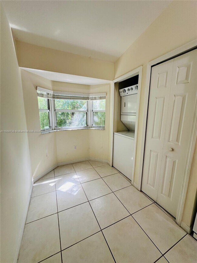 Building Photo - 1320 SE 31st Ct