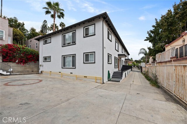 Building Photo - 2027 Vista Del Mar Ave