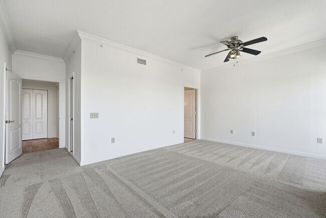 Building Photo - Penthouse Living in Midtown!