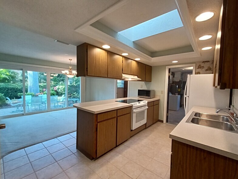 Galley-style Kitchen - 818 Hand Ave