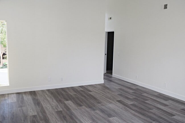 Building Photo - Stunning 4BR 2.5BA UTC Townhome - Updated ...