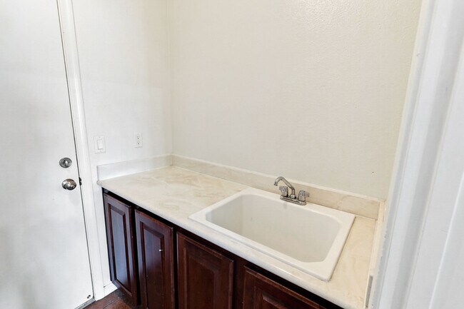 Building Photo - Lovely Northwest Gated Community Home