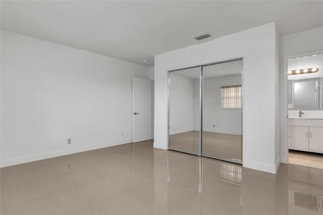 Building Photo - 1049 NW 30th Ct