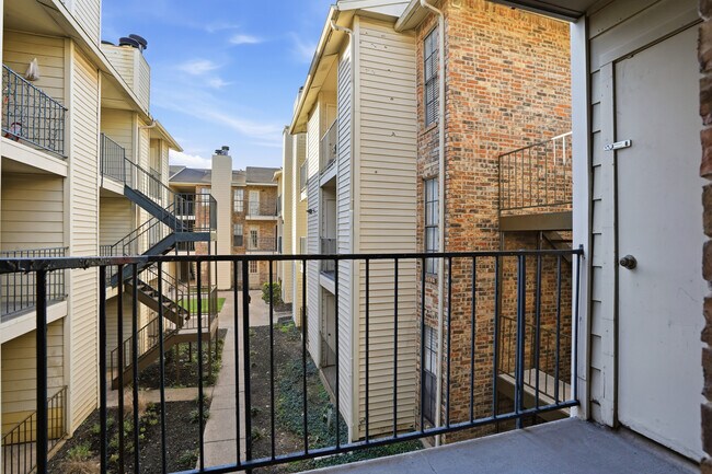 Building Photo - 9520 Royal Ln