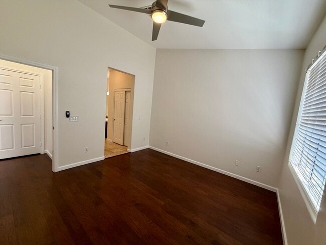Building Photo - Close to shopping and easy access to Freeway!!!