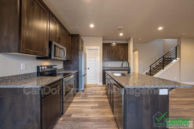 Building Photo - 3005 Sunburst Dr
