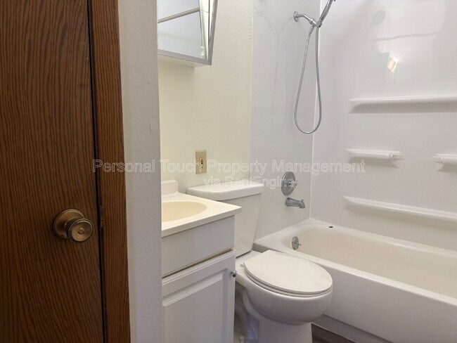 Building Photo - 320 6th St S