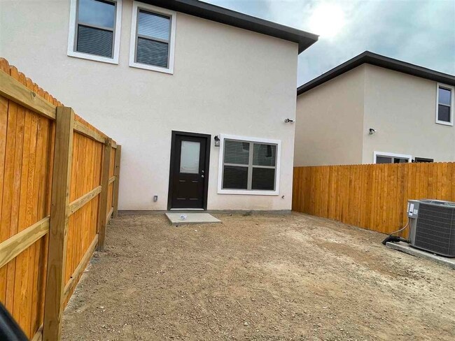 Building Photo - 235 Welland Dr