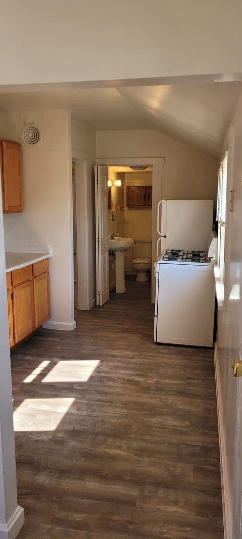 Building Photo - 2 Bed 1 Bath