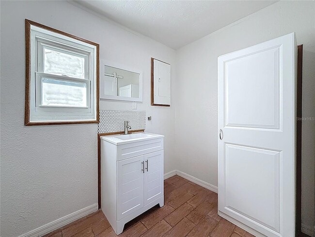 Building Photo - 5810 Tangerine Ave S