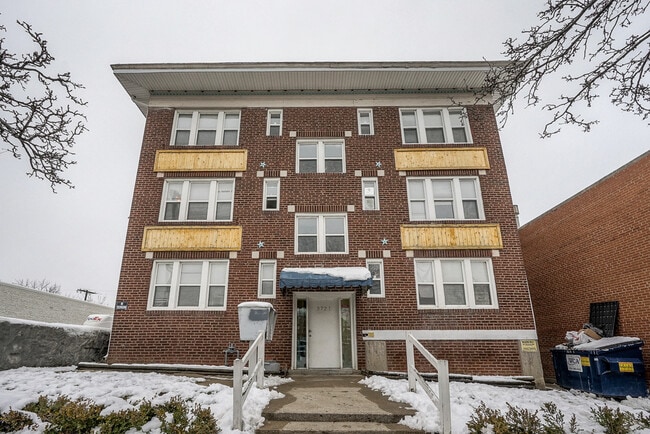 Interior Photo - 3721 Broadway